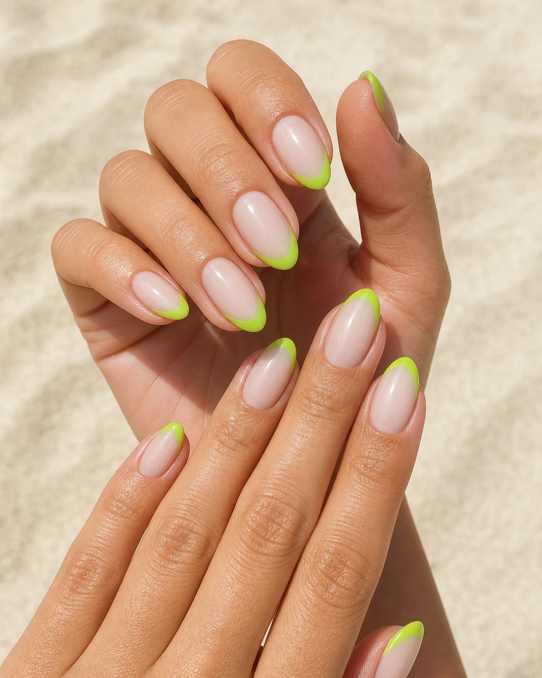 Uñas almendradas con francesa moderna de punta verde lima sobre base nude lechoso